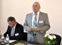 Відкриває Міжнародну науково-практичну конференцію завідувач кафедри лісового господарства, доктор с.-г. наук, професор Володимир Шлапак